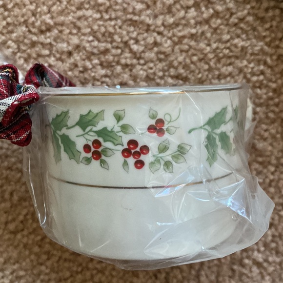 Gibson. Vintage holiday harmony design. Set of 4 teacups & saucers holly design. - Picture 5 of 9